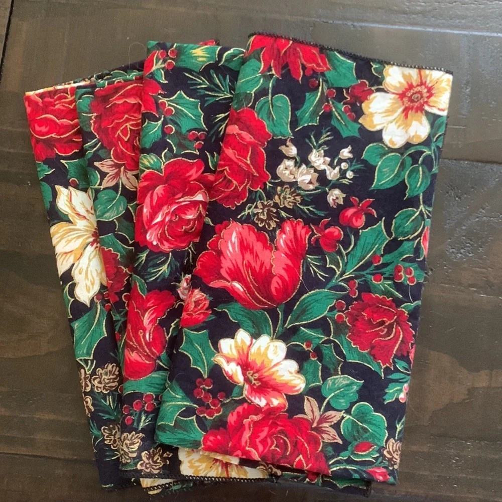 Set of 2 Handmade Christmas Decorative Towels and 4 Napkins
